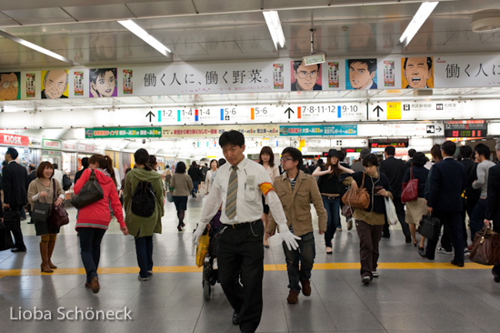 Eine Passage für  die öffentlichen Verkehrsmittel in Tokio