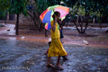 Mädchen im Monsunregen in Tamil Nadu